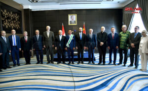 الرئيس الأسد يقلد السفير الصيني وسام 