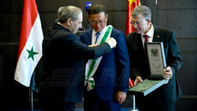 الرئيس الأسد يمنح السفير الصيني بدمشق وسام الاستحقاق