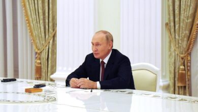 لوكاشينكو يهدي بوتين بمناسبة عيد ميلاده السبعين